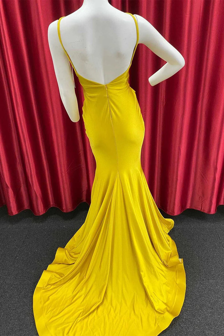 Vestido de fiesta de sirena con escote en V y espalda descubierta
